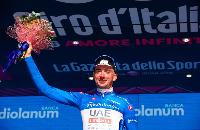 «الإمارات للدراجات» ضمن المراكز الأولى في انطلاقة سباق إيطاليا