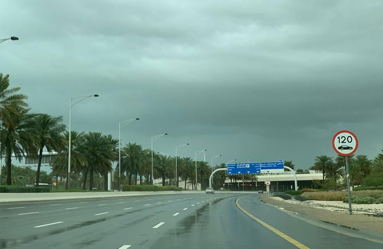 شرطة أبوظبي تدعو السائقين للالتزام بتدابير السلامة والقيادة الآمنة في الأحوال الجوية