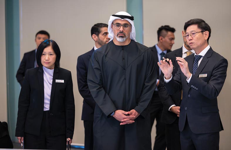 ولي عهد أبوظبي يزور معرض مدينة سنغافورة 