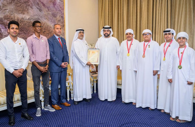 محمد الشرقي يستقبل فريق نادي الفجيرة العلمي الفائز بعدد من الميداليات في يوم المخترعين بأندونيسيا