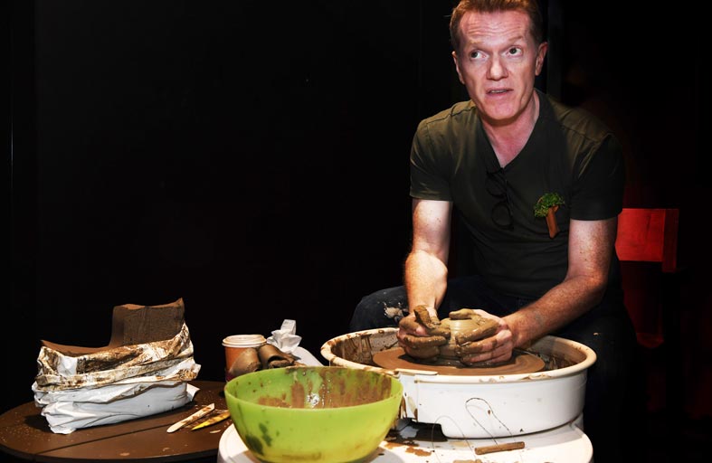 أيرلندي يبدع في تشكيل الفخار والخزف ويعرض أبرز منحوتاته لزوار إكسبو دبي