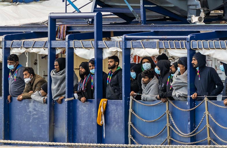 الحكومة اليمينية في إيطاليا تشدد قواعد إنقاذ المهاجرين 