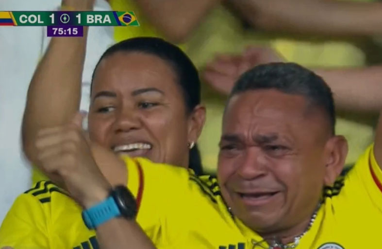 بالدموع.. والد دياز يحتفل بهدفي ابنه