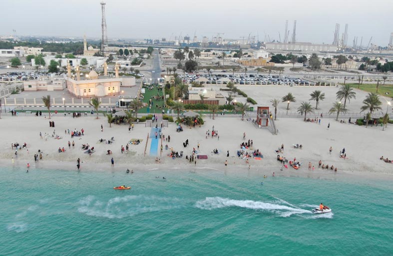 إقبال كثيف في العيد يشهده شاطئ وحديقة الحمرية الشاطئية بعد تجهيزات ومتابعة من بلدية الحمرية