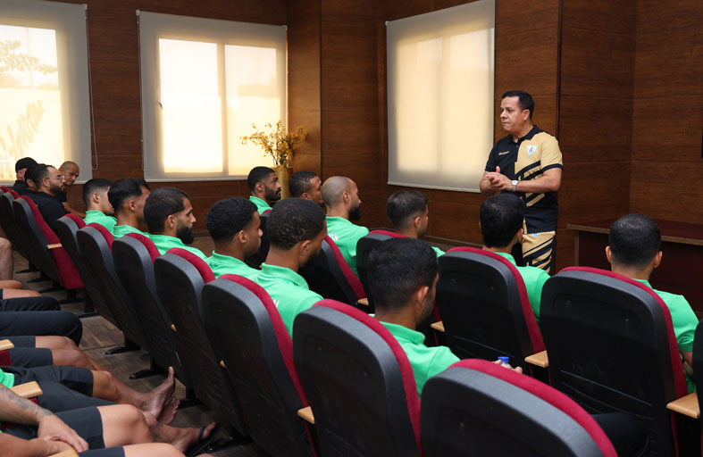 رئيس نادي دبا الحصن ورئيس شركة كرة القدم يزوران معسكر الفريق الأول في مصر 