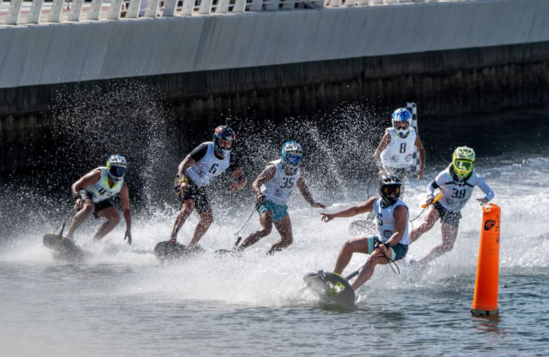 50 متسابقاً يتنافسون ببطولة «الإمارات للموتوسيرف» بمنطقة القناة السبت المقبل