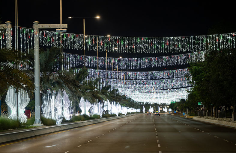 بلدية مدينة أبوظبي تزيّن جزيرة أبوظبي والمدن الخارجية بـ4800 تشكيل مضيء احتفاءً بعيد الاتحاد الـ52