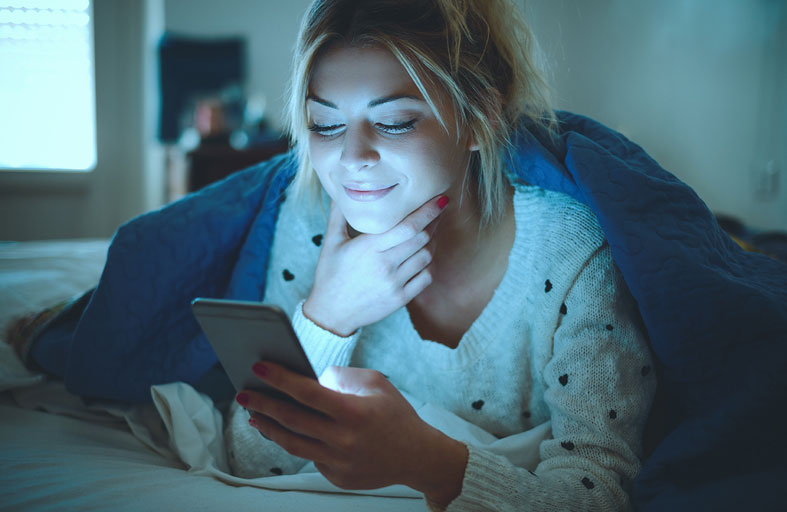 كيف يؤثر الضوء الأزرق المنبعث من الشاشات على بشرتنا؟
