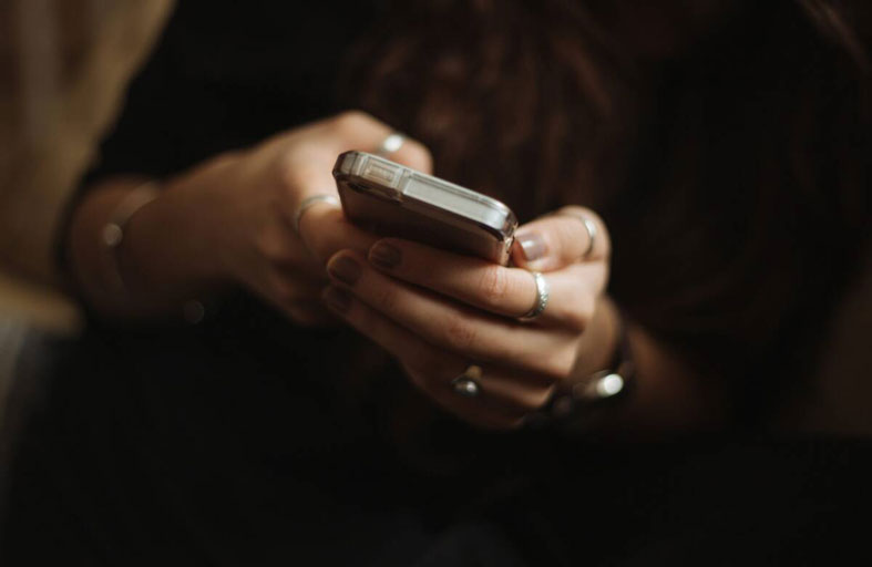 تنهي حياة شريكها بسبب رسالة على هاتفه