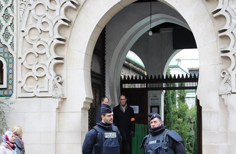  وزير الداخلية: إغلاق تسعة مساجد في فرنسا