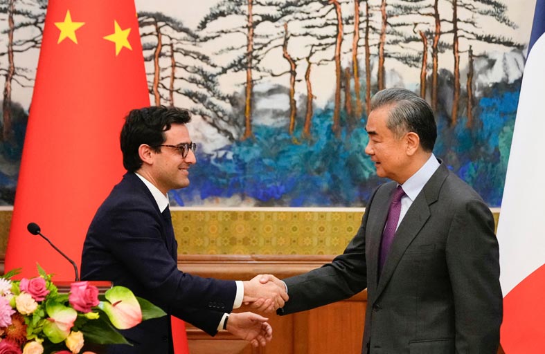 فرنسا تلجأ للصين من أجل الضغط على روسيا