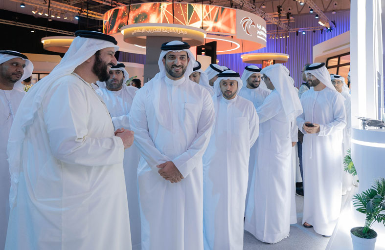 سلطان بن أحمد القاسمي يطلع على الفعاليات المصاحبة والأجنحة المشاركة في المنتدى الدولي للاتصال الحكومي