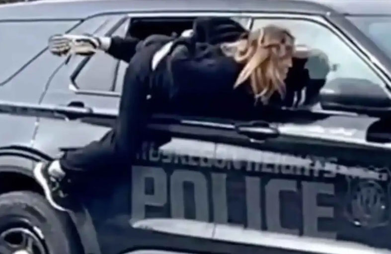 بأيدٍ مكبلة.. هروب سينمائي لامرأة من سيارة شرطة