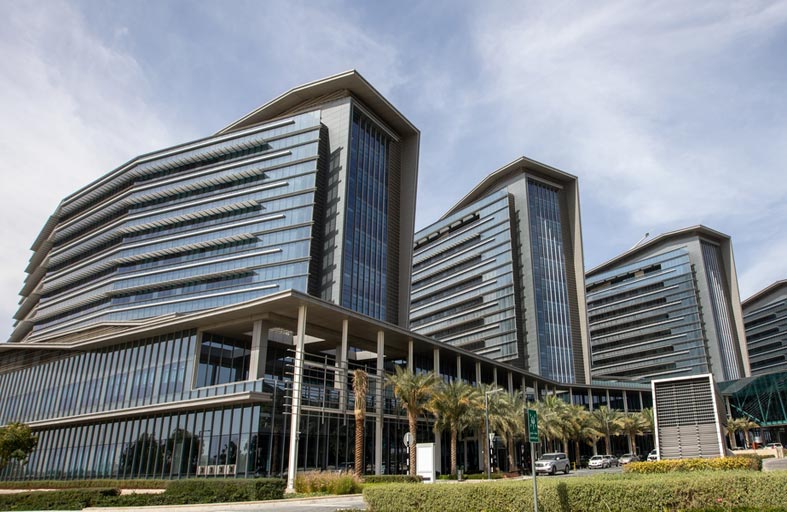 مدينة الشيخ شخبوط الطبية تُجري أول عملية تنظير لمفصل الورك في أبوظبي