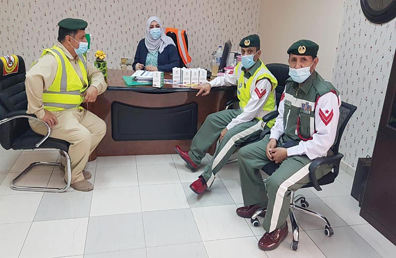 مرور دبي توزع عبوات تعقيم وكمامات على عدد من مدارس الإمارة