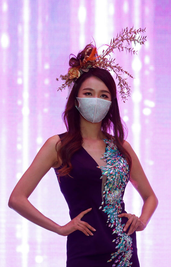 عارضة تقدم ابتكارًا خلال عرض أزياء، مرتدية قناعًا كإجراء لتجنب انتشار فيروس كورونا في سيول، كوريا الجنوبية.رويترز