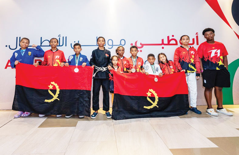 11 طفلًا من عائلة أنغولية يخطفون الأضواء في بطولة أبوظبي العالمية لمحترفي الجوجيتسو 