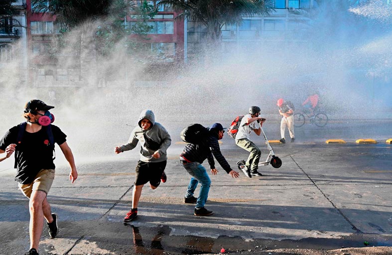 مواجهات في سانتياغو قبل يومين من استفتاء دستوري