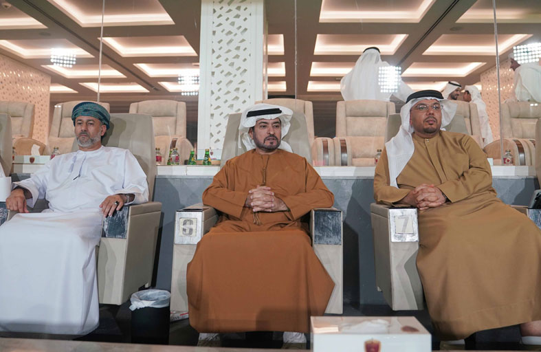 حمدان بن مبارك يشهد لقاء منتخبنا الوطني الودي أمام عُمان