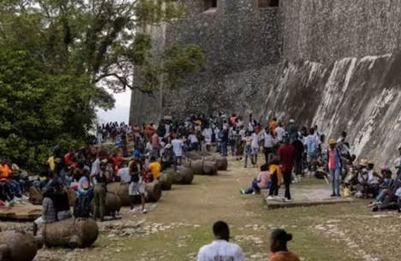 مقتل 30 شخصاً في تدافع بقلعة تاريخية 