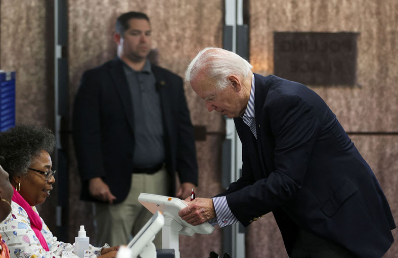 بايدن يصوت في انتخابات التجديد النصفي 