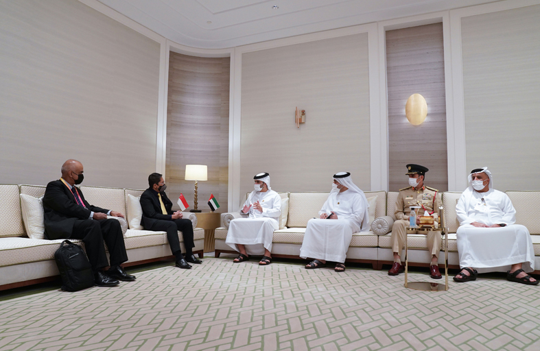 منصور بن محمد يستقبل وزيراً في مكتب رئيس الوزراء السنغافوري ويبحثان تجربة الإمارات في مكافحة كوفيد- 19