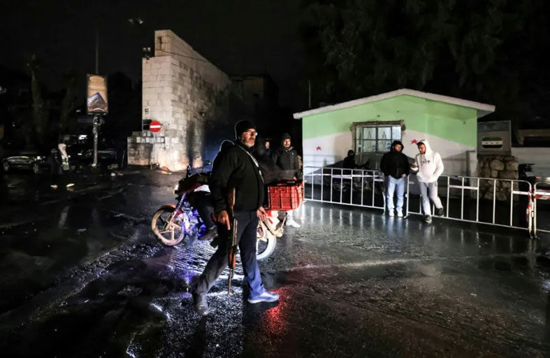 متطوعون يحملون السلاح لحماية أحيائهم في دمشق 