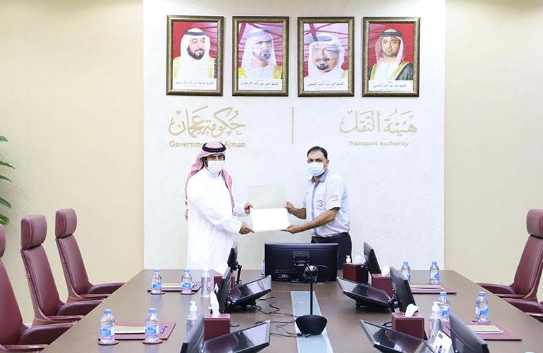 هيئة النقل – عجمان تكرم سائقا لأمانته 