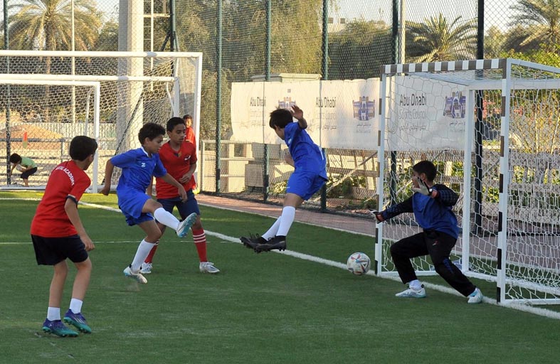 4 مباريات في بطولة زايد بن هزاع الدولية لناشئي كرة القدم اليوم