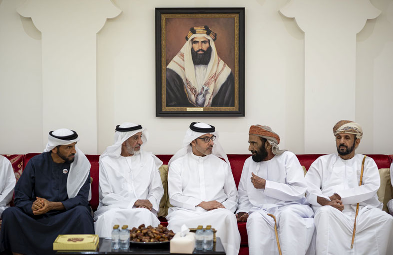 هزاع بن زايد ونهيان بن زايد يعزيان في وفاة هويدن ذيبان علي الكتبي