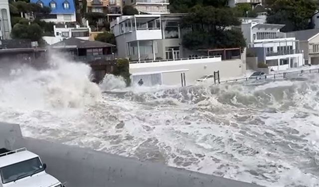 جنوب أفريقيا.. أمواج تغمر الشوارع والمنازل