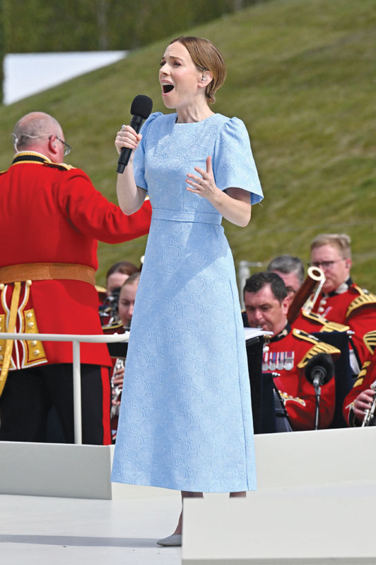 لورا ماين تغني خلال مراسم إحياء الذكرى الثمانين ليوم النصر على اليابان في حديقة النصب التذكاري الوطني، في بريطانيا. (رويترز)