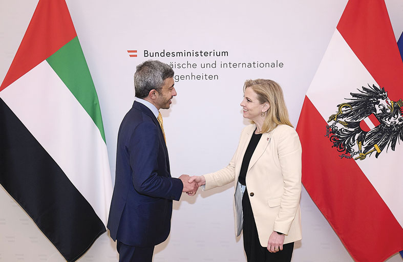 عبدالله بن زايد يلتقي الوزيرة الاتحادية للشؤون الأوروبية والدولية في النمسا