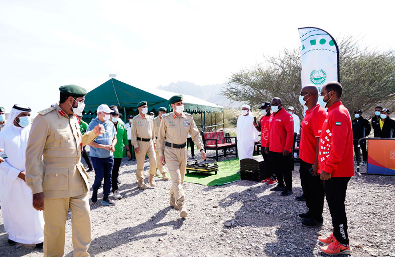 عبد الله المري يتفقد المخيم الشتوي لطلبة أكاديمية شرطة دبي في حتا