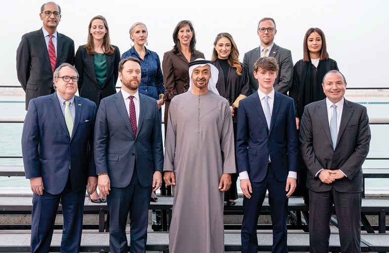 محمد بن زايد يستقبل أعضاء مركز كارتر المشاركين في مبادرة بلوغ الميل الأخير