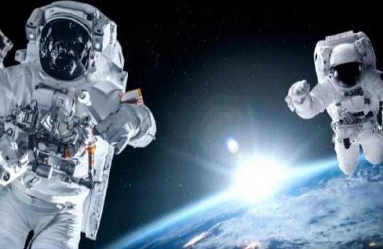رائدا فضاء صينيان يسيران في الفضاء