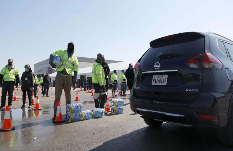 تكساس تستعيد الكهرباء وتعاني لتأمين مياه الشرب 