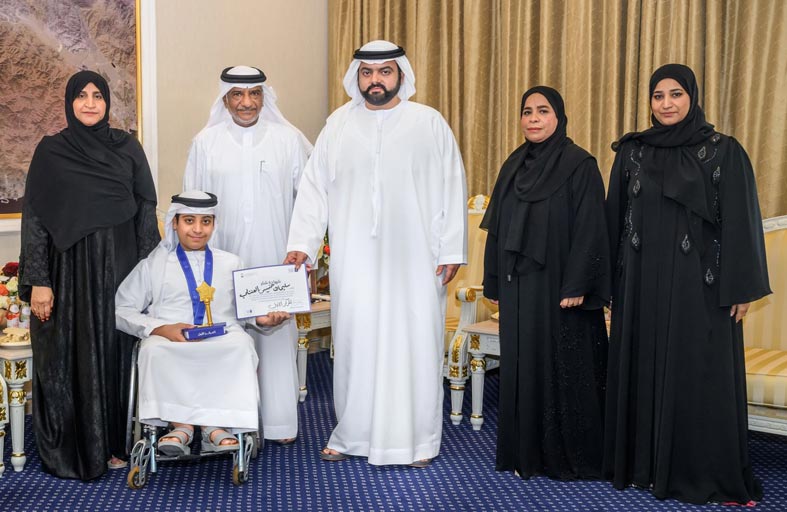 محمد الشرقي يلتقي الطالب سليمان العنتلي الفائز بالمركز الأول في (تحدي القراءة العربي) ضمن فئة أصحاب الهمم