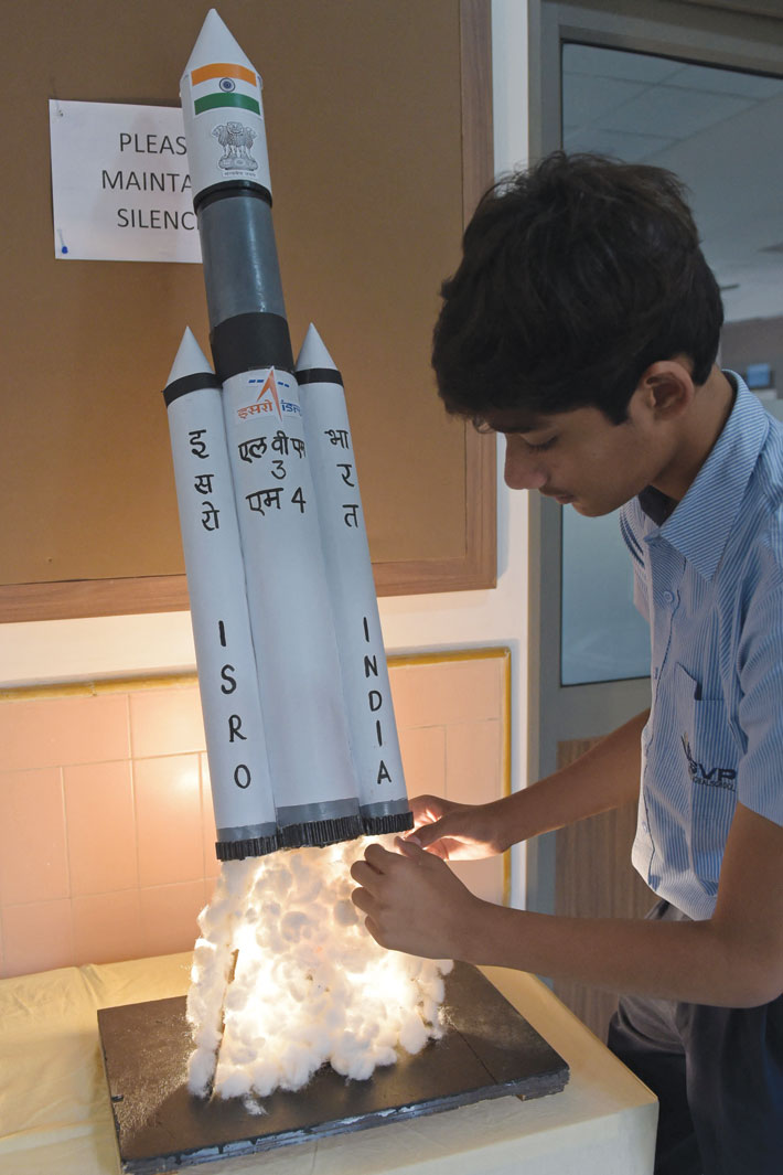 طالب من مدرسة SGVP يعرض نموذجًا للمركبة الفضائية LVM3-M4 المستخدمة في إطلاق  Chandrayaan-3  ، على مشارف أحمد آباد.  ا ف ب
