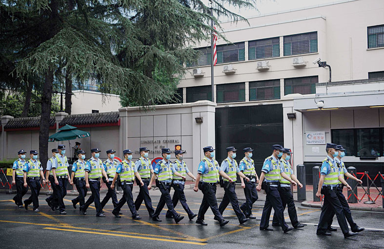 إجراءات أمن مشددة خارج قنصلية أمريكا في تشنغدو 