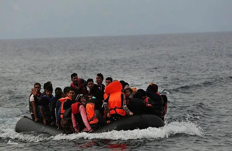 قبرص تنقذ 45 مهاجرا سوريا من قاربين  