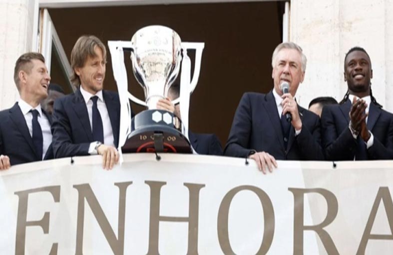 أنشيلوتي ونجوم «الملكي» يغنون «هلا مدريد»