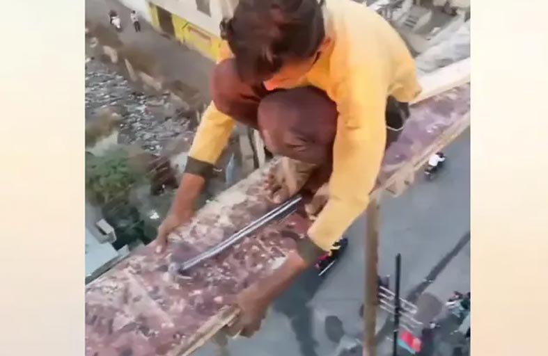  فيديو العامل الخطير يشعل الإنترنت 