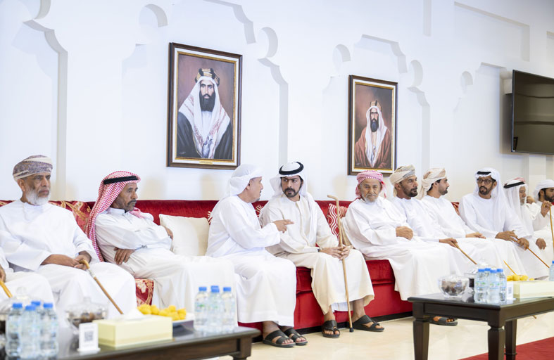 خليفة بن طحنون بن محمد يقدم واجب العزاء في وفاة حمد محمد سعيد الدرعي