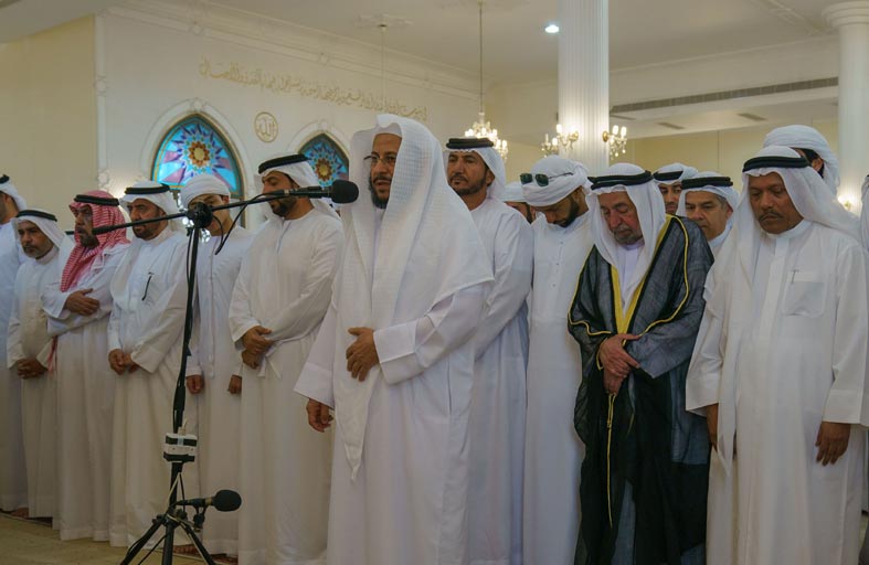 حاكم الشارقة يؤدي صلاة الجنازة على جثمان صقر بن راشد القاسمي