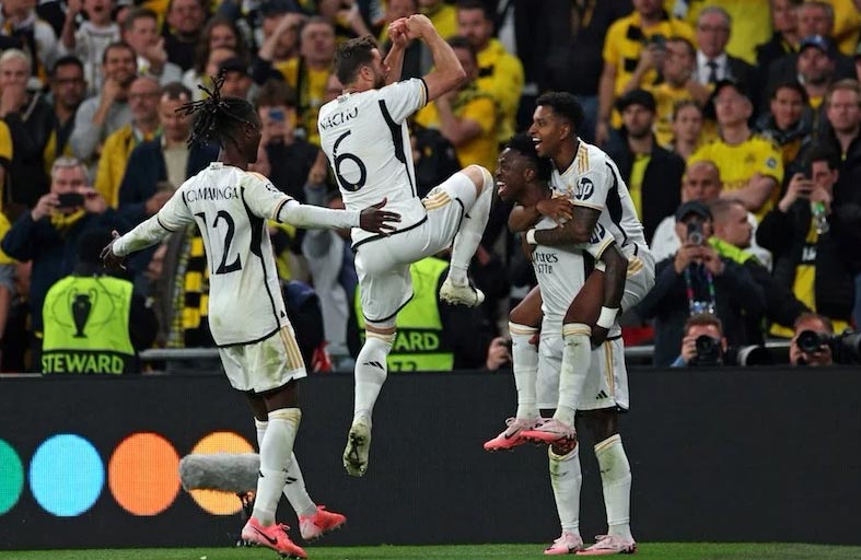 الصحف الإسبانية تكيل المديح لريال مدريد «الخالد» 