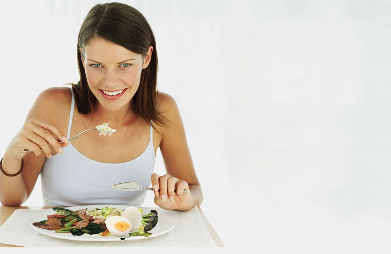 لماذا نشعر بالجوع حتى بعد تناول وجبة كبيرة؟ إليكِ الأسباب العلمية