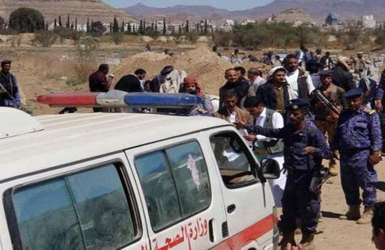 الحوثيون يدفنون ضحايا مجزرة صنعاء دون تحقيق