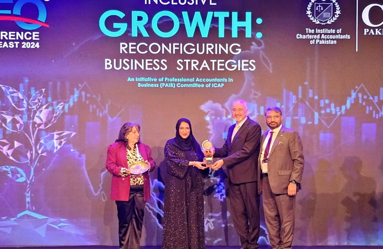 عارفة الفلاحي تمثل غرفة رأس الخيمة بمؤتمر المدراء الماليين وتؤكد أهمية التنوع بين الجنسين داخل القطاع المالي