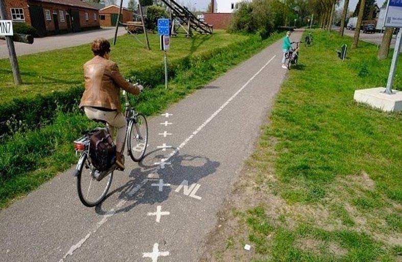 مدينة غريبة تقسمها حدود بين بلدين